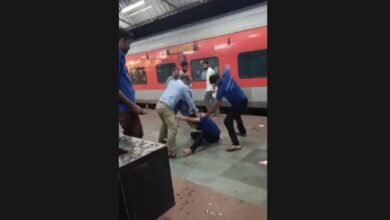 वेंडरों की गुंडागर्दी: खाने-नाश्ते की बिक्री को लेकर वेंडरों में मारपीट 2 वेंडरों की गुंडागर्दी