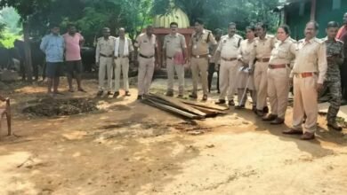 सागौन की लकड़ी जप्त: पूर्व सरपंच के घर छिपाकर रखी थी सागौन की लकड़ी, संयुक्त टीम की छापेमारी में हुआ खुलासा 3 सागौन की लकड़ी जप्त